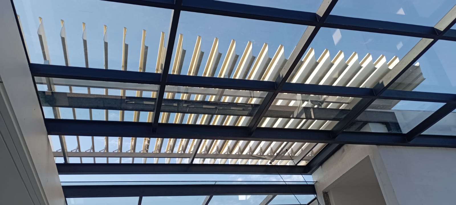 Sun Louvre Atap Buka Tutup
